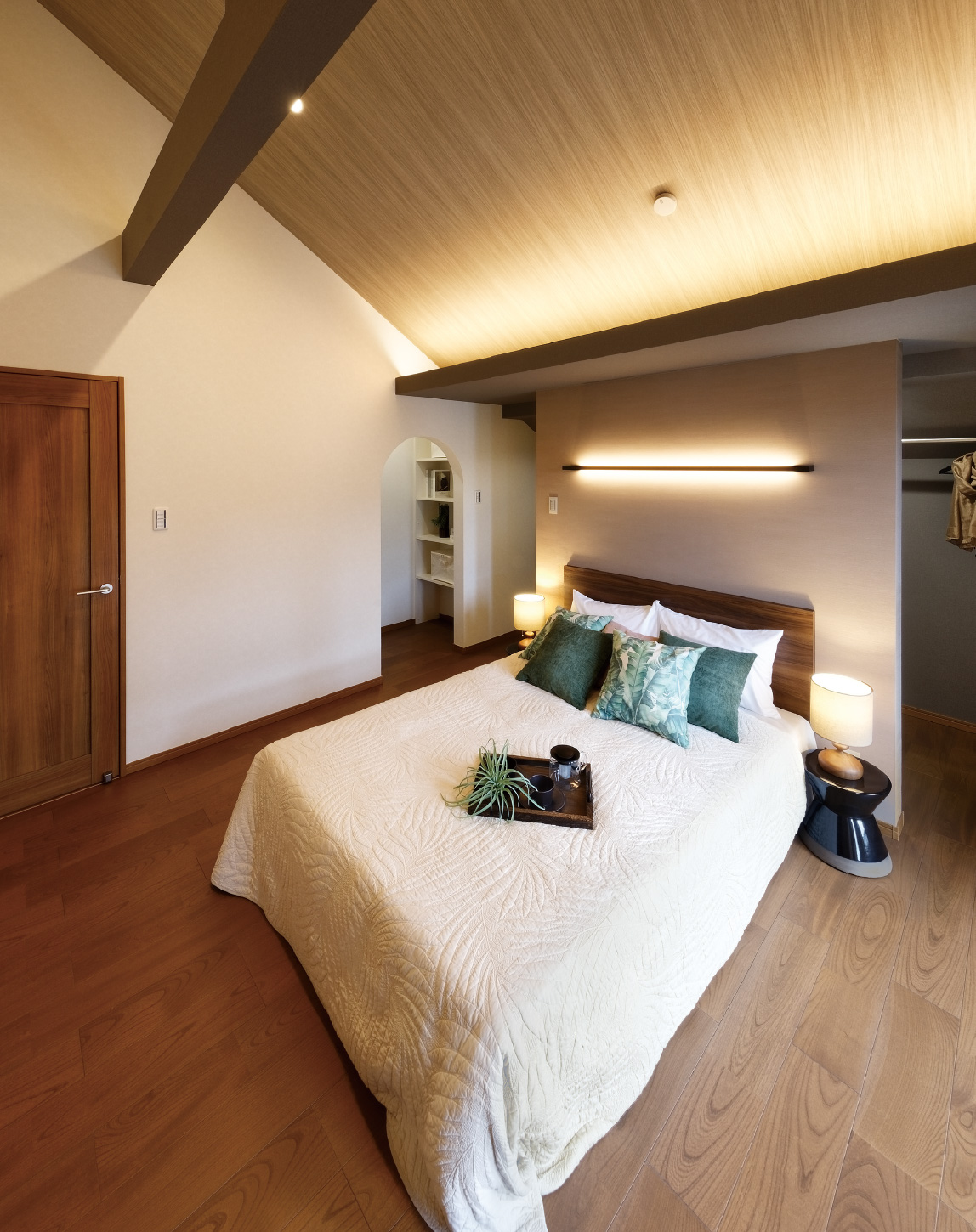 勾配天井を活用した開放感のある居室設計